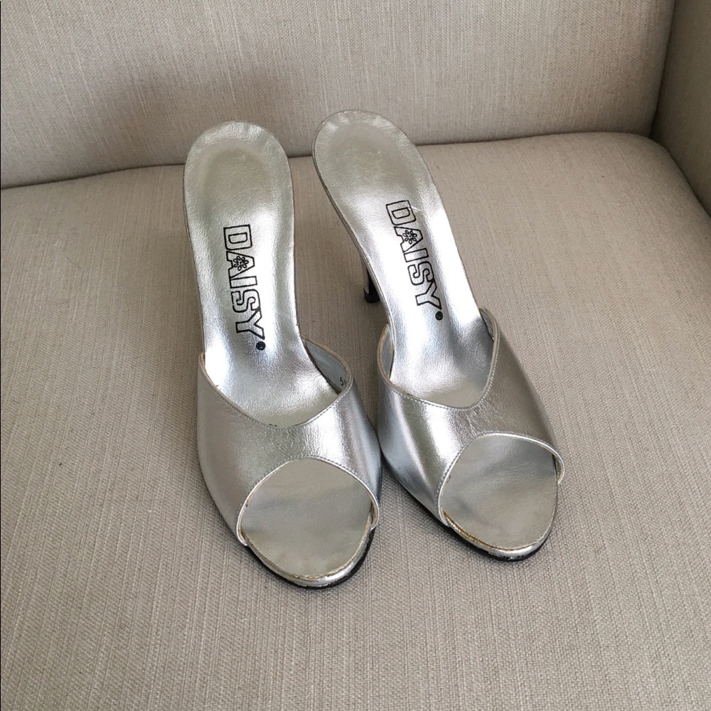 Daisy Slip on heels size 5.5 heels 3.5”